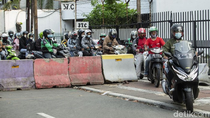 Jalan Cideng Barat, Jakarta disekat beton untuk meminimalisir mobilitas. Meski begitu, warga tetap menerobos. Ini foto-fotonya!