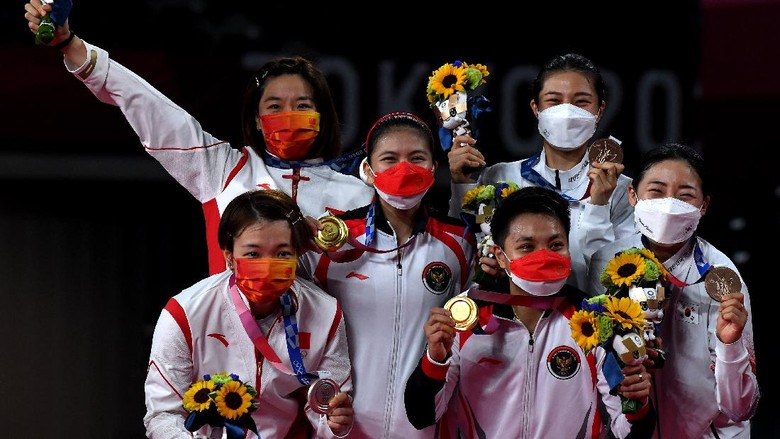 GANDA PUTRI INDONESIA RAIH EMAS OLIMPIADE Pebulutangkis ganda putri Indonesia peraih medali emas Olimpiade Tokyo 2020 Greysia Pollii (kedua kiri) dan Apriyani Rahayu (bawah kedua kanan) berfoto bersama para peraih medali launnya di Musashino Forest Sport Plaza, Tokyo, Jepang, Senin (2/8/2021). Greysia Pollii/Apriyani Rahayu meraih medali emas setelah mengalahkan ganda putri China Chen Qing Chen/Jia Yi Fan 21-19 dan 21-15. ANTARA FOTO/Sigid Kurniawan/hp.