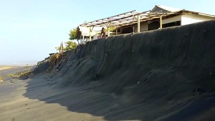 Gelombang tinggi sebabkan abrasi di Pantai Apra Cianjur.