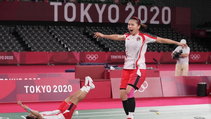 Greysia Polii Indonesias Greysia Polii, right, and Apriyani Rahayu celebrate after defeating Chinas Chen Qing Chen and Jia Yi Fan during their womens doubles gold medal match at the 2020 Summer Olympics, Monday, Aug. 2, 2021, in Tokyo, Japan. (AP Photo/Dita Alangkara)