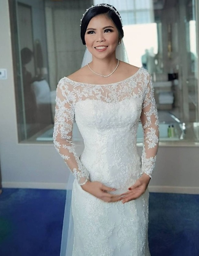 Greysia Polii yang akrab di mata rakyat Indonesia dengan baju seragam bulu tangkis terlihat manglingi di hari pernikahannya. Kecantikan Greysia saat menjadi pengantin berkat pulasan makeup dari makeup artist Adi Adrian. Foto: Dok. Instagram greysiapolii, adadrianbeauty, windysavosacouture