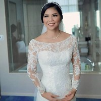 Greysia Polii yang akrab di mata rakyat Indonesia dengan baju seragam bulu tangkis terlihat manglingi di hari pernikahannya. Kecantikan Greysia saat menjadi pengantin berkat pulasan makeup dari makeup artist Adi Adrian. Foto: Dok. Instagram greysiapolii, adadrianbeauty, windysavosacouture