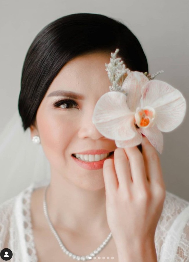 Greysia Polii tampil cantik dengan riasan flawless dari Adi Adrian di hari pernikahannya. Mengunggah foto penampilan cantiknya saat menikah, atlet bulu tangkis 33 tahun itu mengungkapkan rasa bahagianya. “Menutup 2020 dengan sudah menjadi istri dari @felixdjimin adalah sebuah anugerah indah yang Tuhan ijinkan terjadi. Hati yang selalu bersyukur adalah perasaan yang tepat untuk hal-hal yang telah terjadi, sedang terjadi dan akan terjadi,” tulisnya. Foto: Dok. Instagram greysiapolii, adadrianbeauty, windysavosacouture