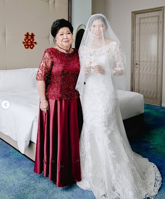 Penampilan manglingi Greysia Polii di hari pernikahan salah satunya juga karena gaun pengantin indahnya. Gaun tersebut merupakan karya desainer Windy Savosa Couture. Foto: Dok. Instagram greysiapolii, adadrianbeauty, windysavosacouture