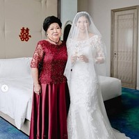 Penampilan manglingi Greysia Polii di hari pernikahan salah satunya juga karena gaun pengantin indahnya. Gaun tersebut merupakan karya desainer Windy Savosa Couture. Foto: Dok. Instagram greysiapolii, adadrianbeauty, windysavosacouture