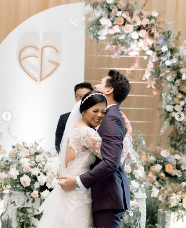 Greysia Polii yang mempersembahkan emas pertama untuk Indonesia dalam ajang Olimpiade Tokyo 2020 mendapatkan dukungan penuh dari sang suami. “Go and enjoy your game today honey! You have all our support,” tulis suami Greysia Polii, Felix Djimin. Foto: Dok. Instagram greysiapolii, adadrianbeauty, windysavosacouture