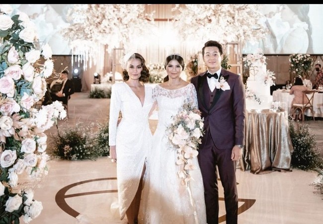 Dan inilah momen saat Agnez Mo menghadiri pernikahan sahabatnya, Greysia Polii. Dia ikut bahagia melihat Greysia menikah setelah pacaran selama enam tahun. ““Finally my bestfriend got married! After 6 years! Im so happy for u giiiirl,” tulisnya. Foto: Instagram