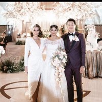 Dan inilah momen saat Agnez Mo menghadiri pernikahan sahabatnya, Greysia Polii. Dia ikut bahagia melihat Greysia menikah setelah pacaran selama enam tahun. ““Finally my bestfriend got married! After 6 years! Im so happy for u giiiirl,” tulisnya. Foto: Instagram