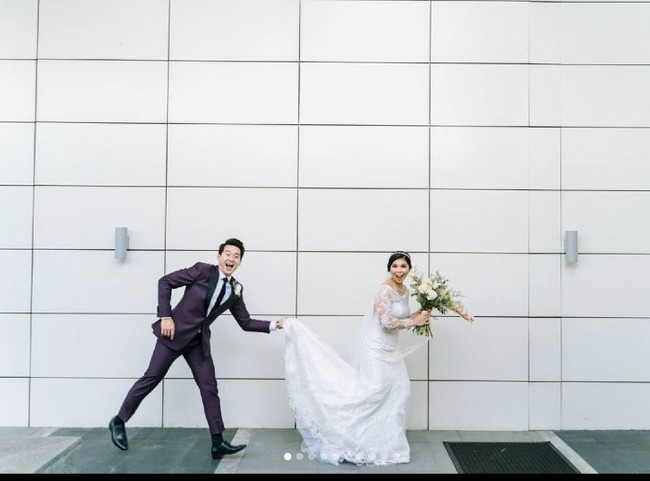 Greysia Polii dan Felix Djimin sudah pacaran selama enam tahun sebelum akhirnya menikah. “Terima kasih sudah sabar selama enam tahun ini. Terima kasih atas cinta dan kasih yang tulus yang saya rasakan sampai detik ini. Terima kasih sudah menghargai dan menghormati saya sebagai wanita, menjaga kehormatan bahkan kita berjanji untuk melakukan first kiss on our wedding day,” ucap Greysia. Foto: Dok. Instagram greysiapolii, adadrianbeauty, windysavosacouture