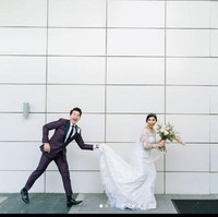 Greysia Polii dan Felix Djimin sudah pacaran selama enam tahun sebelum akhirnya menikah. “Terima kasih sudah sabar selama enam tahun ini. Terima kasih atas cinta dan kasih yang tulus yang saya rasakan sampai detik ini. Terima kasih sudah menghargai dan menghormati saya sebagai wanita, menjaga kehormatan bahkan kita berjanji untuk melakukan first kiss on our wedding day,” ucap Greysia. Foto: Dok. Instagram greysiapolii, adadrianbeauty, windysavosacouture