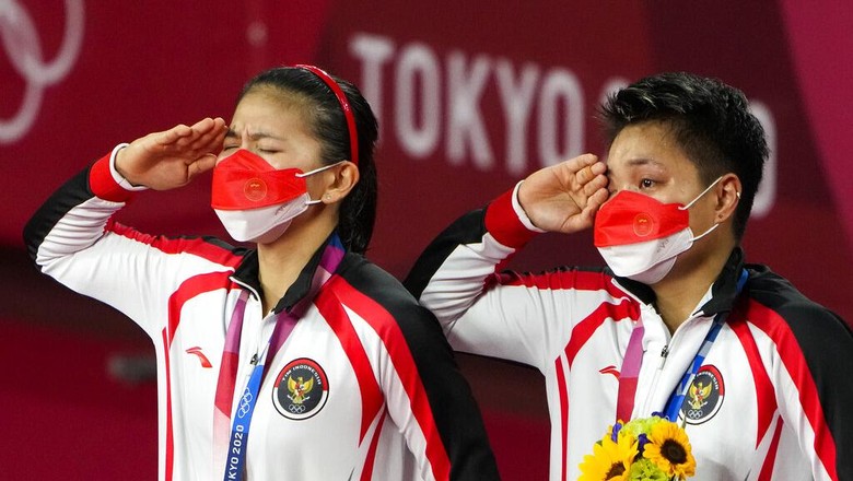 Greysia Polii/Apriyani Rahayu Gold medalists Greysia Polii, left, and Apriyani Rahayu from Indonesia listen to the national anthem during the medals ceremony of the womens doubles gold medal match at the 2020 Summer Olympics, Monday, Aug. 2, 2021, in Tokyo, Japan. (AP Photo/Markus Schreiber)