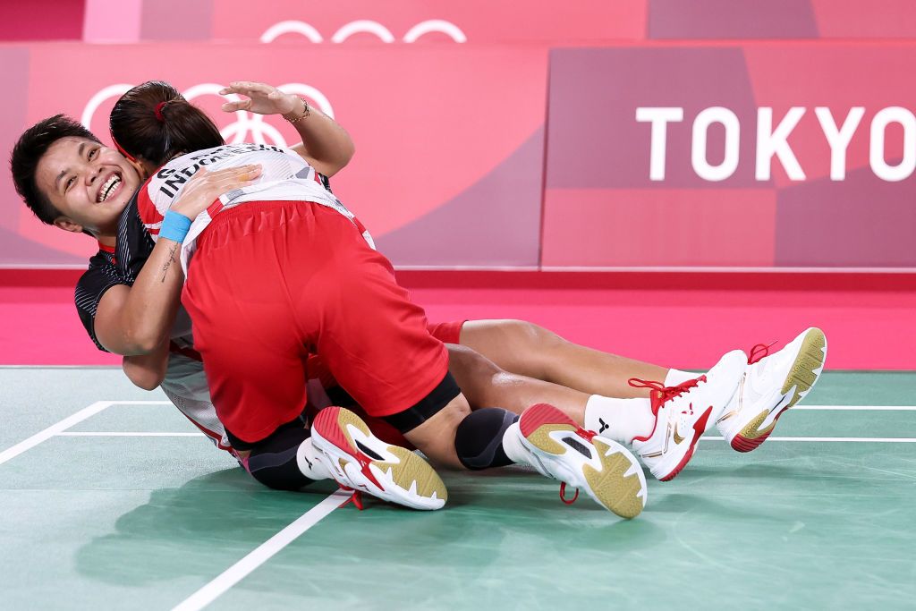 CHOFU, JAPAN - AUGUST 02: Greysia Polii(left) and Apriyani Rahayu of Team Indonesia celebrate as they win against Chen Qing Chen and Jia Yi Fan of Team China during the Women's Doubles Gold Medal match on day ten of the Tokyo 2020 Olympic Games at Musashino Forest Sport Plaza on August 02, 2021 in Chofu, Tokyo, Japan. (Photo by Lintao Zhang/Getty Images)