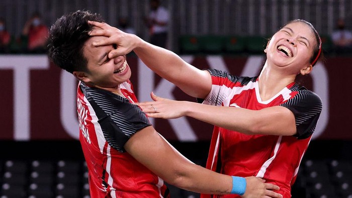 CHOFU, JAPAN - JULY 31: Greysia Polii(right) and Apriyani Rahayu of Team Indonesia celebrate after their victory against Lee Sohee and Shin Seungchan of Team South Korea during a Women’s Doubles Semi-final match on day eight of the Tokyo 2020 Olympic Games at Musashino Forest Sport Plaza on July 31, 2021 in Chofu, Tokyo, Japan. (Photo by Lintao Zhang/Getty Images)