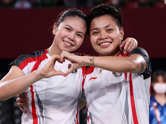 CHOFU, JAPAN - AUGUST 02: Greysia Polii(left) and Apriyani Rahayu of Team Indonesia celebrate as they win against Chen Qing Chen and Jia Yi Fan of Team China during the Women’s Doubles Gold Medal match on day ten of the Tokyo 2020 Olympic Games at Musashino Forest Sport Plaza on August 02, 2021 in Chofu, Tokyo, Japan. (Photo by Lintao Zhang/Getty Images)