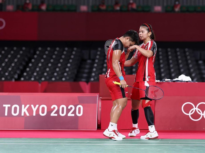 CHOFU, JAPAN - JULY 31: Greysia Polii(right) and Apriyani Rahayu of Team Indonesia react as they compete against Lee Sohee and Shin Seungchan of Team South Korea during a Women’s Doubles Semi-final match on day eight of the Tokyo 2020 Olympic Games at Musashino Forest Sport Plaza on July 31, 2021 in Chofu, Tokyo, Japan. (Photo by Lintao Zhang/Getty Images)