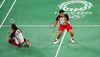 Selepas interval, Greysia/Apriyani tak terkejar lagi. Greysia/Apriyani menang dengan skor 21-15.