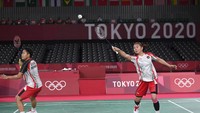 Di gim pertama Chen/Yi Fan meraih poin lebih dulu. Greysia/Apriyani membalas dengan empat poin beruntun, unggul 4-1.