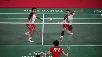 Greysia-Apriyani mampu meraih medali emas setelah menumpas perlawan Chen Qingchen-Jia Yifan (China) di partai puncak. Hasil yang diraih Greysia-Apriyani sekaligus menjadikan mereka pasangan pertama ‘pemegang’ emas dalam sejarah bulutangkis di Indonesia. Antara Foto/ Sigid Kurniawan