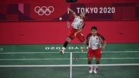 Hingga interval gim kedua, Greysia/Apriyani mampu membukukan keunggulan 11-7. Smash dari Apriyani gagal dikembalikan oleh Chen.