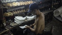Penurunan omzet tersebut dikarenakan toko-toko dan pusat perbelanjaan yang mengambil sepatu darinya tidak boleh berjualan.