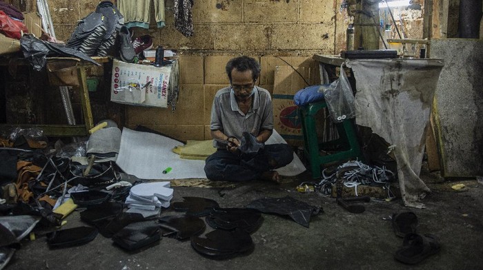 INDUSTRI SEPATU TERIMBAS PANDEMI Pekerja menyelesaikan pesanan sepatu di bengkel kerja pembuatan sepatu milik Ardian di Perkampungan Industri Kecil (PIK) Penggilingan, Cakung, Jakarta Timur, Senin (2/8/2021). Adanya Pemberlakuan Pembatasan Kegiatan Masyarakat (PPKM) menyebabkan usahanya menurun hingga 70 persen dikarenakan toko-toko dan pusat perbelanjaan yang mengambil sepatu darinya tidak boleh berjualan. ANTARA FOTO/M Risyal Hidayat/foc.