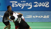 Lalu berlanjut ke ganda putra terbaik yang pernah dimiliki Indonesia yaitu pasangan emas Hendra Setiawan - Markis Kido. Pasangan dengan postur tubuh  yang berbeda ini menjadi ganda putra yang mematikan saat itu. INDRANIL MUKHERJEE/AFP via Getty Images