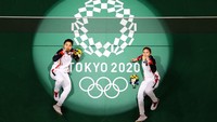 Kabar bahagia datang dari gelaran Olimpiade Tokyo 2020. Tampil sebagai unggulan ke-6, pasangan ganda putri Greysia Polii-Apriyani Rahayu justru menorehkan sejarah baru sepanjang keikutsertaan Indonesia di ajang Olimpiade. Getty Images