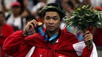 Taufik Hidayat mendapatkan medali emas Olimpiade Athena 2004 setelah mengalahkan wakil Korea Selatan Shon Seung Mo dengan skor 15-8 dan 15-7. Jonathan Ferrey/Getty Images
