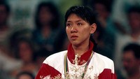Untuk yang pertama adalah atlet Badminton dari sektor tunggal putri yaitu Susy Susanti yang telah mendapatkan medali emas pada ajang Olimpiade Barcelona tahun 1992.Bob Thomas Sports Photography via Getty Images