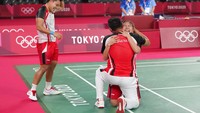 Catatan ini sekaligus menorehkan sejarah untuk Indonesia. Sebab, untuk pertama kali Indonesia meraih medali emas sejak ganda putri dipertandingkan pada Olimpiade Barcelona 1992. AP Photo/Dita Alangkara.