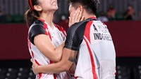 Tinta emas ini kian istimewa karena Greysia menciptakannya saat usianya tak lagi muda, yakni 33 tahun pada 11 Agustus tahun ini. Dibandingkan dengan peraih-peraih medali emas Olimpiade di sektor ganda putri, Greysia menjadi atlet tertua. Lintao Zhang/Getty Images