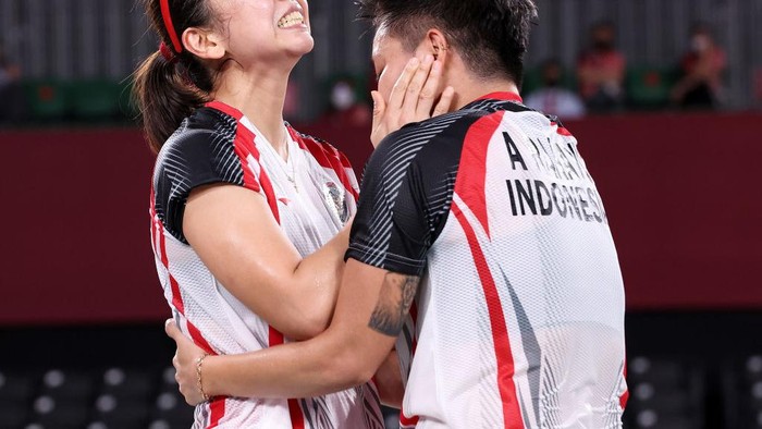 Ini Momen Haru dan Bangga Greysia/Apriyani Usai Raih Emas Greysia Polii/Apriyani Rahayu meraih emas cabor bulutangkis Olimpiade Tokyo 2020 nomor ganda putri. Mereka mengalahkan Chen Qing Chen/Jia Yi Fan dua gim langsung 21-19 dan 21-15.