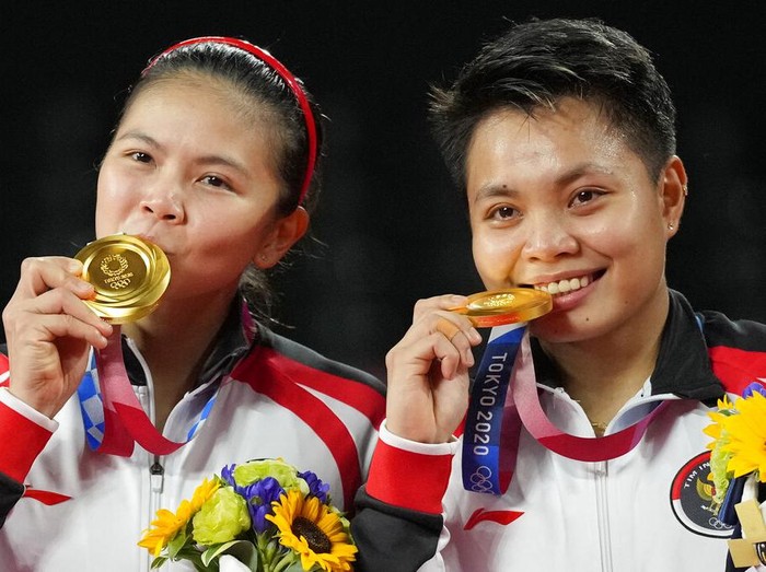 Greysia Polii/Apriyani Rahayu meraih emas cabor bulutangkis Olimpiade Tokyo 2020 nomor ganda putri. Mereka mengalahkan Chen Qing Chen/Jia Yi Fan dua gim langsung 21-19 dan 21-15.