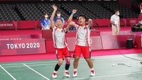 Di Musashino Forest Sport Plaza, Senin (2/8/2021), Greysia/Apriyani menang 2 gim langsung 21-19 dan 21-15. AP Photo/Dita Alangkara.