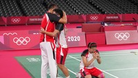 Mereka menang 21-19, 21-15 pada duel dua gim yang berlangsung di Musashino Forest Sport Plaza, Senin (2/8/2021). AP Photo/Dita Alangkara.