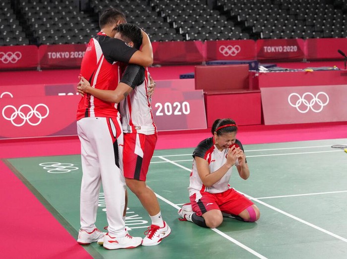 Greysia Polii/Apriyani Rahayu meraih emas cabor bulutangkis Olimpiade Tokyo 2020 nomor ganda putri. Mereka mengalahkan Chen Qing Chen/Jia Yi Fan dua gim langsung 21-19 dan 21-15.