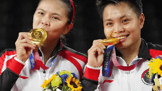 Greysia Polii/Apriyani Rahayu meraih emas cabor bulutangkis Olimpiade Tokyo 2020 nomor ganda putri. Mereka mengalahkan Chen Qing Chen/Jia Yi Fan dua gim langsung 21-19 dan 21-15.