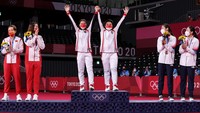 Greysia/Apriyani meraih medali emas Olimpiade Tokyo 2020 lewat cabang bulutangkis. Lintao Zhang/Getty Images.