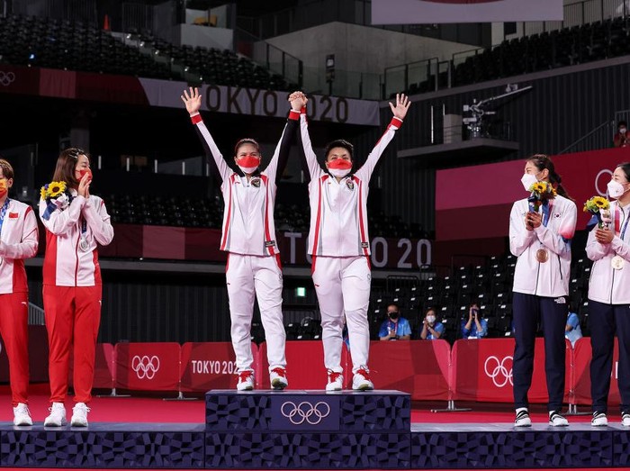 Greysia Polii/Apriyani Rahayu meraih emas cabor bulutangkis Olimpiade Tokyo 2020 nomor ganda putri. Mereka mengalahkan Chen Qing Chen/Jia Yi Fan dua gim langsung 21-19 dan 21-15.