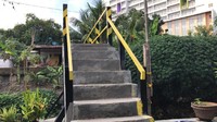 Jempatan betun pun diberi pegangan berwarna kuning dan hitam. Adanya pegangan ini cukup membantu agar tidak ada warga yang terjatuh (Nur Aziza/detikcom).