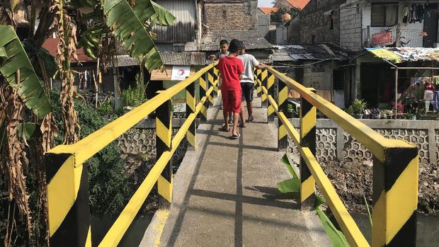 Jembatan bamu reyot di Kebon Jeruk, Jakarta Barat selesai diperbaiki. Kini jembatan tersebut menjadi beton.