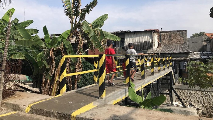 Jembatan bambu reyot di Kebon Jeruk, Jakarta Barat selesai diperbaiki Jembatan bambu reyot di Kebon Jeruk, Jakarta Barat selesai diperbaiki. Kini jembatan tersebut jadi beton.