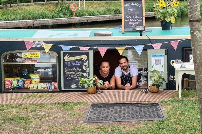 Batal Liburan, Pasangan Ini Sulap Perahu Pribadinya Jadi Kafe Terapung