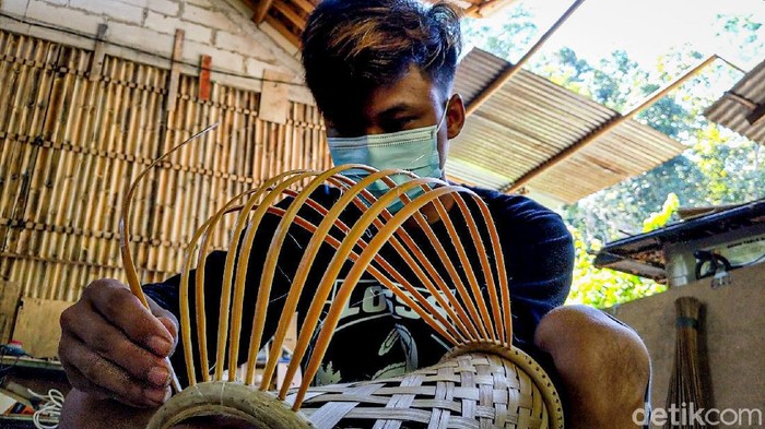 Di tengah pandemi virus Corona atau COVID-19, Mujimin (45) warga Kulon Progo, Daerah Istimewa Yogyakarta (DIY) justru 