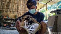 Poduk kap lampu ini diminati mancanegara karena ada kecenderungan orang luar negeri suka dengan kreativitas orang Indonesia dalam membuat kerajinan bambu, karena dinilai lebih alami dan cocok untuk ornamen penghias ruangan.