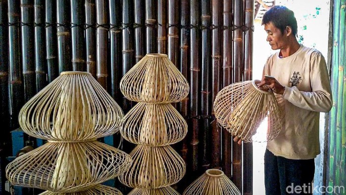Di tengah pandemi virus Corona atau COVID-19, Mujimin (45) warga Kulon Progo, Daerah Istimewa Yogyakarta (DIY) justru 