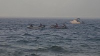 Kebakaran hutan berkobar di kota-kota Mediterania. Para turis resor bergegas ke pantai menunggu perahu penyelamat. (AP)