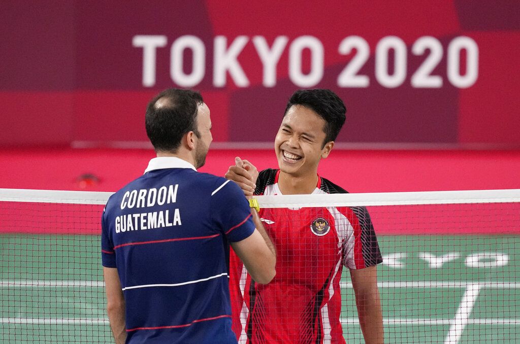 Guatemala's Kevin Cordon plays against Indonesia's Anthony Sinisuka Ginting during their men's singles bronze medal Badminton match at the 2020 Summer Olympics, Monday, Aug. 2, 2021, in Tokyo, Japan. (AP Photo/Dita Alangkara)