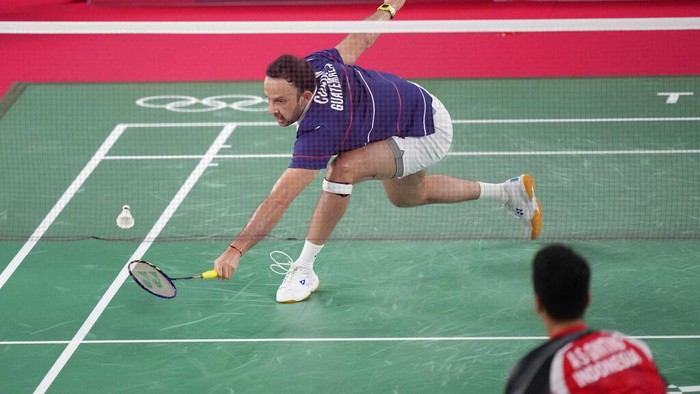 Kevin Cordon Jatuh Bangun Lawan Anthony Ginting Guatemala's Kevin Cordon drips his racket during a match against Indonesia's Anthony Sinisuka Ginting in men's singles bronze medal Badminton match at the 2020 Summer Olympics, Monday, Aug. 2, 2021, in Tokyo, Japan. (AP Photo/Dita Alangkara)