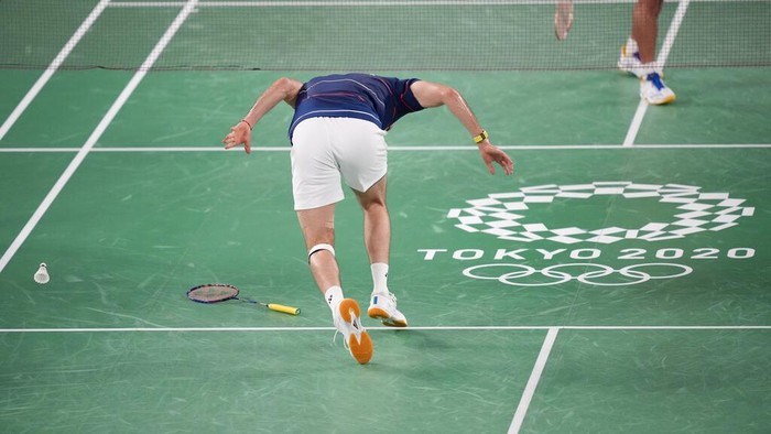 Guatemala's Kevin Cordon drips his racket during a match against Indonesia's Anthony Sinisuka Ginting in men's singles bronze medal Badminton match at the 2020 Summer Olympics, Monday, Aug. 2, 2021, in Tokyo, Japan. (AP Photo/Dita Alangkara)